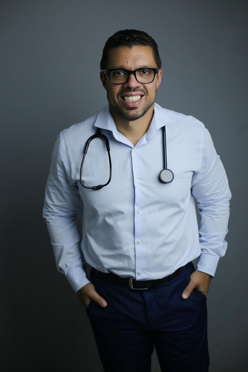 Dr. Vinicius Leal com estetoscópio